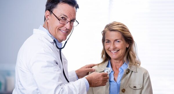 Cardiólogos - Mujer en consulta de cardiología con uno de los mejores cardiólogos en Valencia