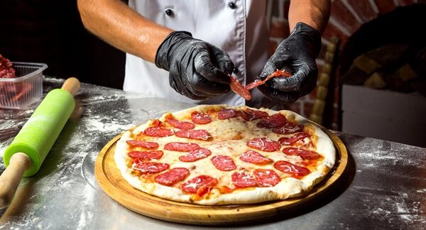 Pizzerías - Chef preparando la pizza italiana en una de las mejores pizzerías en Valencia