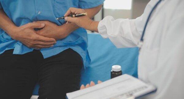 Urólogos - Hombre con dolor en la pelvis siendo evaluado por uno de los mejores urólogos en Valencia