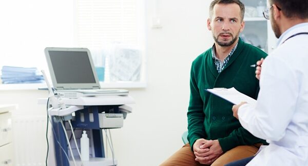 Clínicas de andrología - Hombre en consulta con un andrólogo experto en salud sexual masculina en una de las mejores clínicas de andrología en Valencia