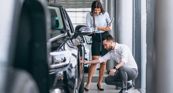 Concesionarios de coches de segunda mano - Hombre observando coches usados en uno de los mejores concesionarios de coches de segunda mano en Valencia