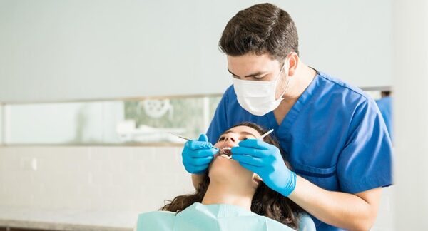 Dentistas - Mujer en consulta de odontología en la clínica dental con uno de los mejores dentistas en Valencia
