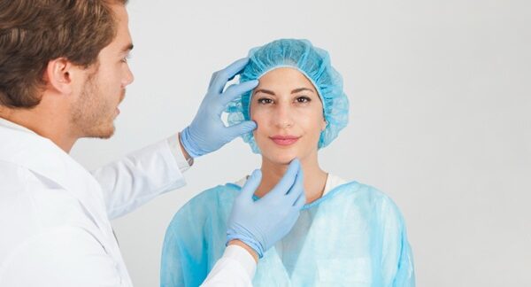 Dermatólogos - Mujer en consulta dermatológica con uno de los mejores dermatólogos en Valencia