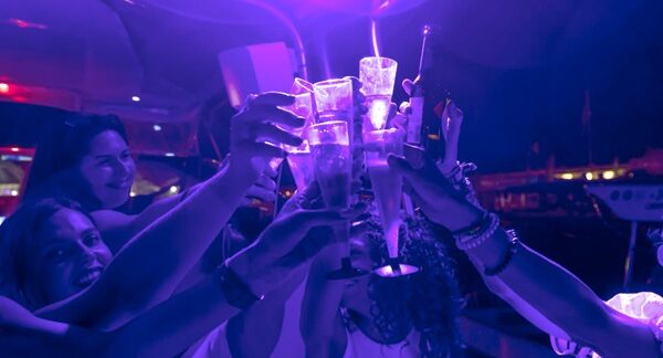 Discotecas - Personas bebiendo en clubes nocturnos en una de las mejores discotecas en Valencia