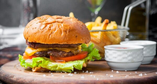 Hamburgueserías - Hamburguesa vegana junto a patatas en una de las mejores hamburgueserías en Valencia
