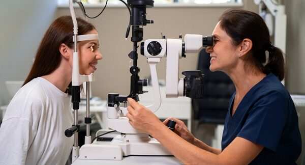 Mejores oculistas - Mujer en consulta de oftalmólogo con uno de los mejores oculistas en Valencia