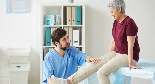 Mejores ortopedistas de rodilla - Mujer con el traumatólogo para una revisión de rodilla con los mejores ortopedistas de rodilla en Valencia