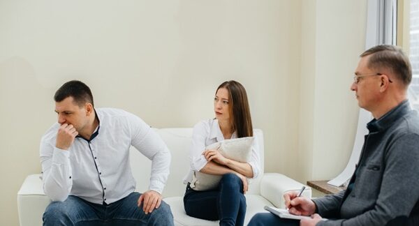 Psicólogos - Hombre y mujer en una consulta de psicología con uno de los mejores psicólogos en Valencia