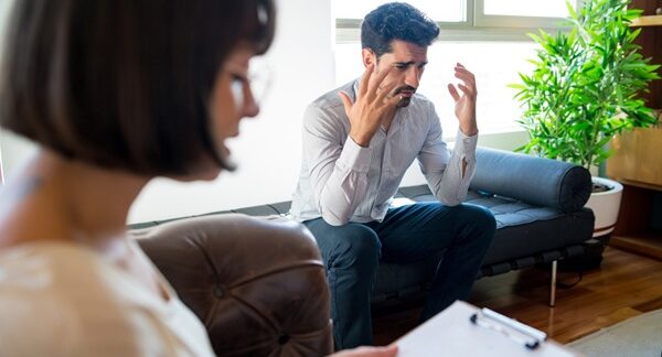 Psiquiatras - Hombre en consulta con un psiquiatra privado reconocido como uno de los mejores psiquiatras en Valencia
