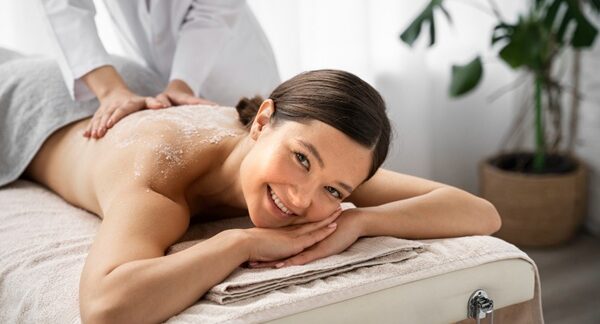 Spas - Mujer recibiendo un spa y masajes de relajación en uno de los mejores spas en Valencia