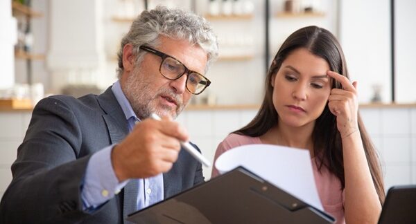 Abogados de divorcio - Abogado reconocido como uno de los mejores abogados de divorcio en Valencia explicándole a una mujer los aspectos de la separación al divorciarse