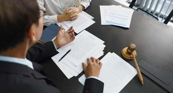 Abogados penalistas - Abogado penalista y criminalista reconocido como uno de los mejores abogados penalistas en Valencia atendiendo a un cliente