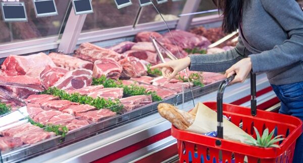 Carnicerías - Mujer escogiendo cortes de carne preparada por un carnicero experto en una de las mejores carnicerías en Valencia