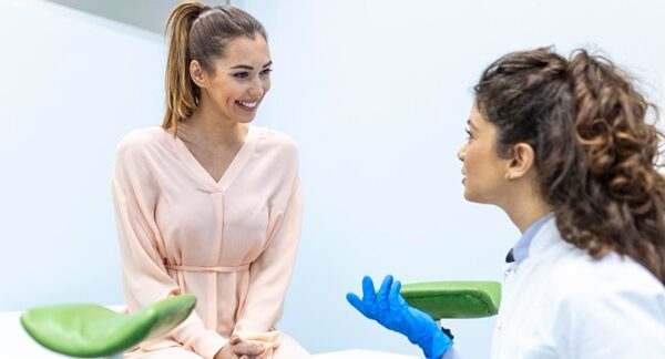 Centros de fecundación asistida - Mujer en consulta médica de fecundación asistida para embarazo en uno de los mejores centros de fecundación asistida en Valencia