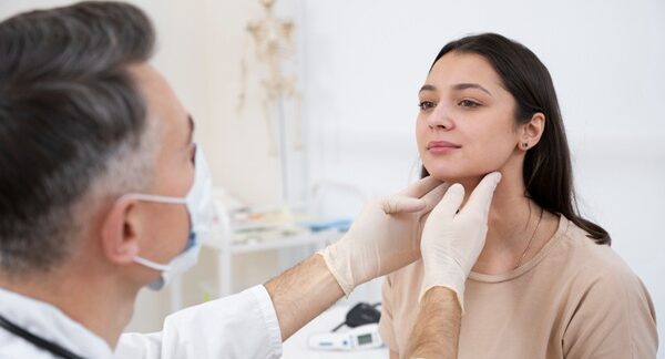 Cirujanos de tiroides - Mujer en consulta médica para evaluar problemas de hipotiroidismo o hipertiroidismo con uno de los mejores cirujanos de tiroides en Valencia