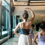 Escuelas de danza - Profesora de una academia de baile dando clases de danza a una niña en una de las mejores escuelas de danza en Valencia
