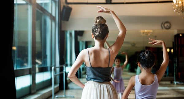 Escuelas de danza - Profesora de una academia de baile dando clases de danza a una niña en una de las mejores escuelas de danza en Valencia