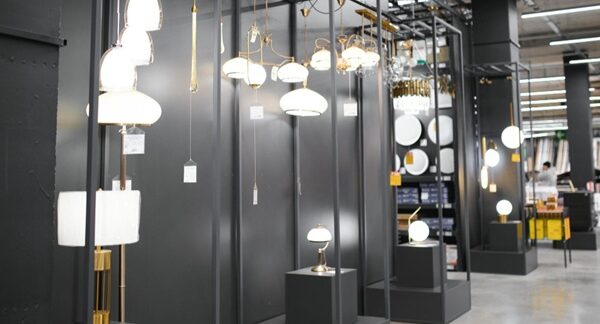 Tiendas de iluminación - Interior de una de las mejores tiendas de lámparas en Valencia con variedad de lámparas y bombillas