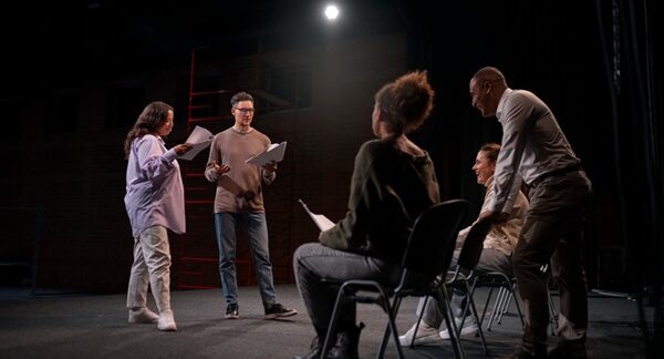Agencias de actores - Personas realizando un casting de actores para ser actor o actriz profesional en una de las mejores agencias de actores de Valencia