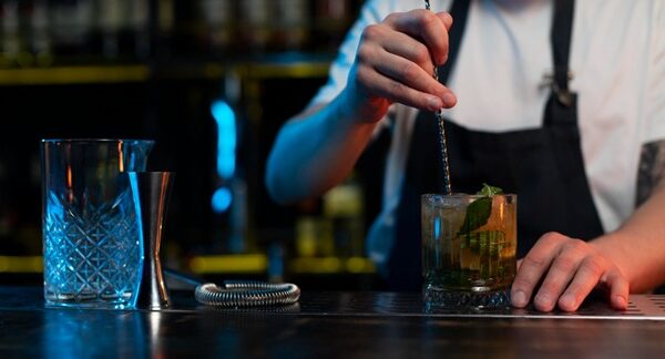 Bares de cocktail - Experto en coctelería preparando un trago de bar de coctails en uno de los mejores bares de cocktail de Valencia