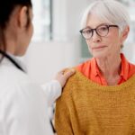 Centros de menopausia - Mujer en edad de la menopausia visitando uno de los mejores centros de menopausia de Valencia para tratar los síntomas de la menopausia