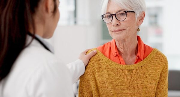 Centros de menopausia - Mujer en edad de la menopausia visitando uno de los mejores centros de menopausia de Valencia para tratar los síntomas de la menopausia
