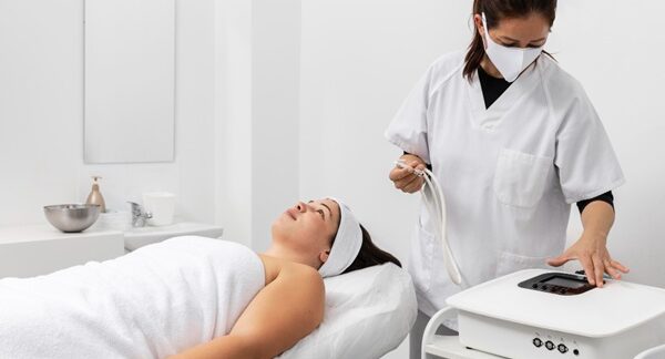 Centros de ozonoterapia - Médico realizando un tratamiento para el dolor a una mujer con terapia de ozono en uno de los mejores centros de ozonoterapia de Valencia