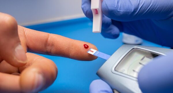 Diabetes - Médico midiendo el azúcar en sangre de un paciente diabético en uno de los mejores centros de diabetes de Valencia
