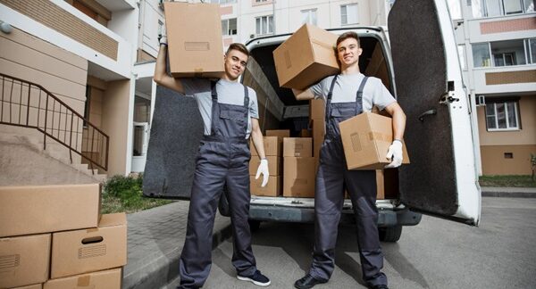 Empresas de mudanza - Transporte de mudanza realizando un servicio mudanza con personal cualificado reconocida como una de las mejores empresas de mudanza en Valencia