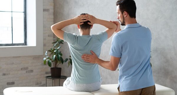 Fisiatras - Fisioterapeuta reconocido como uno de los mejores fisiatras de Valencia realizando un tratamiento de fisioterapia a un hombre