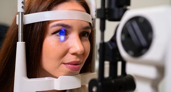 Intervención de cataratas - Oftalmólogo evaluando a una mujer para determinar el precio operación de cataratas en uno de los mejores centros para intervención de cataratas de Valencia