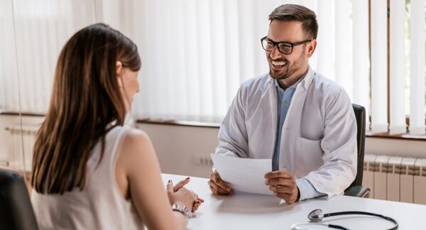 Linfólogos - Médico experto en linfología considerado como uno de los mejores linfólogos de Valencia evaluando a una mujer con problemas del sistema linfático