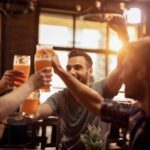 Mejores pub - Personas en un bar bebiendo copas de cerveza en uno de los mejores pub de Valencia