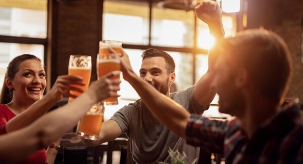 Mejores pub - Personas en un bar bebiendo copas de cerveza en uno de los mejores pub de Valencia