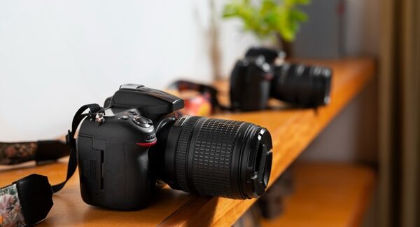 Tiendas de fotografía - Exhibición de cámaras digitales para realizar fotografías profesionales en una de las mejores tiendas de fotografía de Valencia