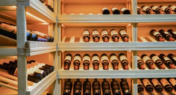 Tiendas de vino - Exhibición de vinatería para comprar vinos en una de las mejores tiendas de vinos de Valencia