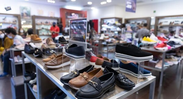 Zapaterías - Exhibición de zapatos hombres y zapatos cómodos mujer en una de las mejores zapaterías de Valencia