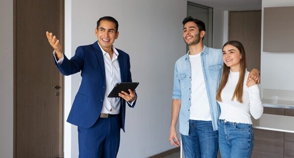 Agencias inmobiliarias - Asesor de inmobiliaria mostrando casas en venta a personas que buscan la compra o el alquiler de propiedades en Valencia