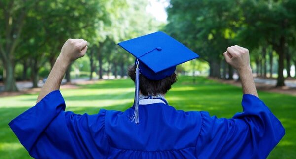 Carreras mejor pagadas - Persona recién graduada de la mejor carrera para estudiar en busca de profesiones en los trabajos mejor pagados