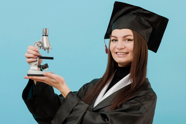 Carreras mejor pagadas - Estudiante graduado de Medicina, una de las mejores carreras mejor pagadas en Valencia