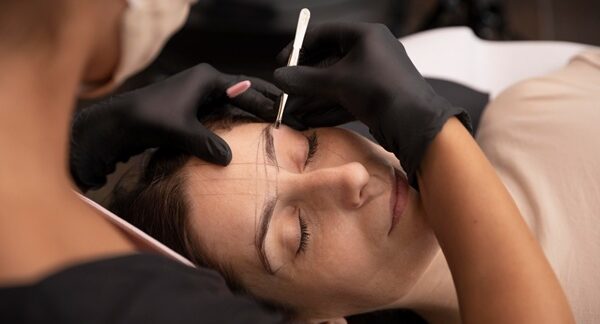Centros de microblading - Mujer en un centro de microblading profesional reconocido como uno de los mejores centros de microblading en Valencia realizándose un maquillaje semipermanente cejas