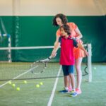 Escuelas de tenis - Instructora dando clases de tenis en el club de una de las mejores escuelas de tenis de Valencia