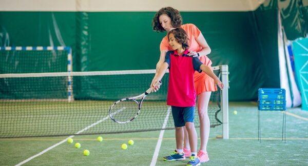 Escuelas de tenis - Instructora dando clases de tenis en el club de una de las mejores escuelas de tenis de Valencia