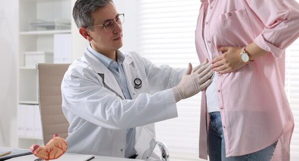Especialistas del sistema digestivo - Mujer en consulta de gastroenterología siendo evaluado por un médico aparato digestivo reconocido como el mejor gastroenterólogo en Valencia