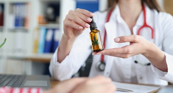 Farmacias homeopáticas - Homeópata recetando una medicina homeopática para un tratamiento de homeopatía en una de las mejores farmacias homeopáticas de Valencia