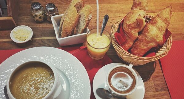 Lugares para desayunar - Presentación del desayuno en cafetería de sitios chulos para desayunar en uno de los mejores lugares para desayunar en Valencia