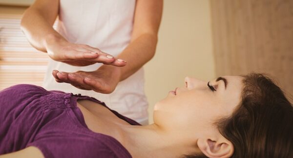 Centros de reiki - Mujer recibiendo un masaje reiki en uno de los mejores centros de Reiki en Valencia