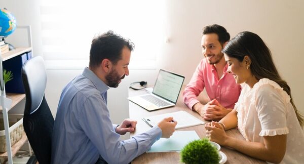 Compañías de seguros - Personas en la oficina de seguros adquiriendo seguros baratos con una compañía aseguradora reconocida como una de las mejores compañías de seguros de Valencia