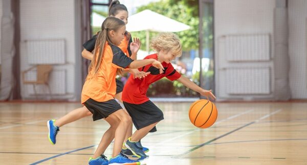 Escuelas de baloncesto para niños - Niños jugando baloncesto infantil en escuelas de basket reconocidas como las mejores escuelas de baloncesto en Valencia