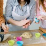 Escuelas de pastelería - Estudiantes de un taller de repostería realizando un curso de repostería en una de las mejores escuelas de pastelería de Valencia